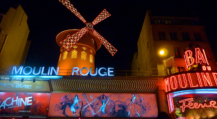 Moulin rouge éclairé de nuit